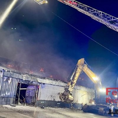 FW-RE: Vollbrand einer Trampolinhalle in der Nacht - Halle niedergerissen