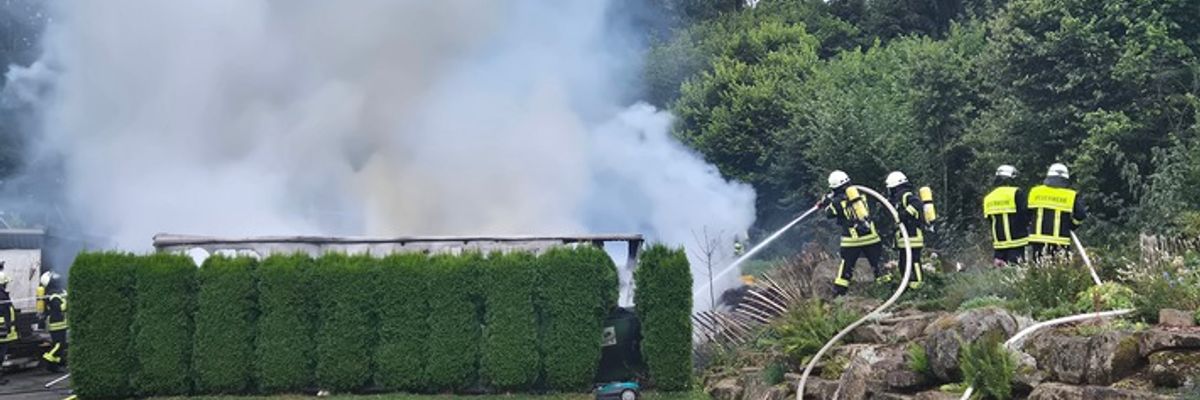 FW VG Westerburg: Hobbywerkstatt wird Raub der Flammen - Feuerwehr verhindert Übergreifen auf Wohnhaus