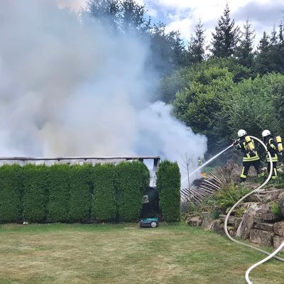 FW VG Westerburg: Hobbywerkstatt wird Raub der Flammen - Feuerwehr verhindert Übergreifen auf Wohnhaus