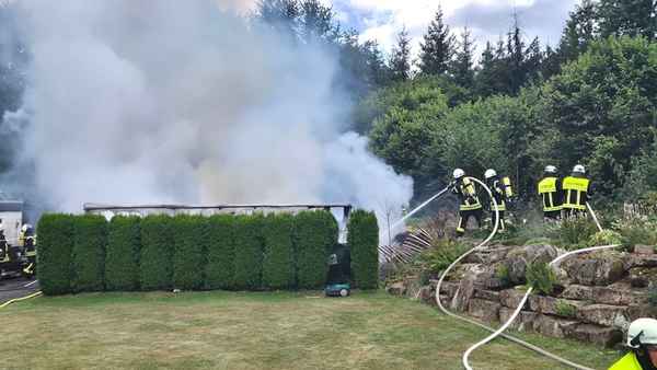 FW VG Westerburg: Hobbywerkstatt wird Raub der Flammen - Feuerwehr verhindert Übergreifen auf Wohnhaus