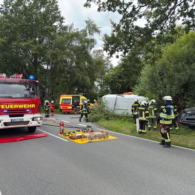 FW-AUR: Nach Zusammenstoß im Fahrzeug eingeschlossen