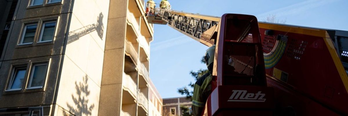 FW Dresden: Wohnungsbrand im Wölfnitzer Ring - eine Person und zwei Hunde gerettet