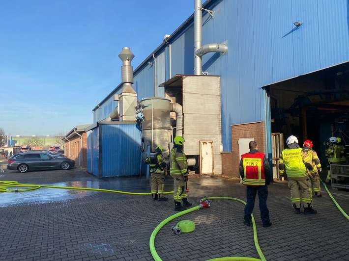 FW Alpen: Brand in einem Gewerbebetrieb