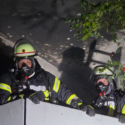 FW Celle: Balkon eines achtgeschossigen Wohngebäudes in Vollbrand - Mehrere Wohnungen verraucht!