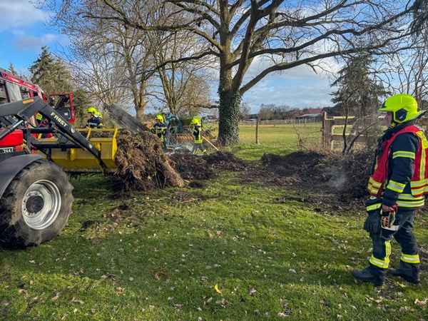 FW Flotwedel: Unklare Rauchentwicklung in Bröckel - Laubhaufen gerät in Brand