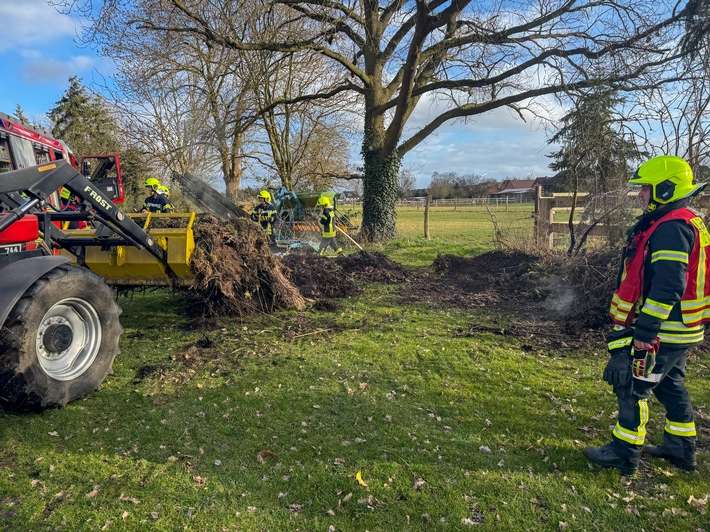 FW Flotwedel: Unklare Rauchentwicklung in Bröckel - Laubhaufen gerät in Brand