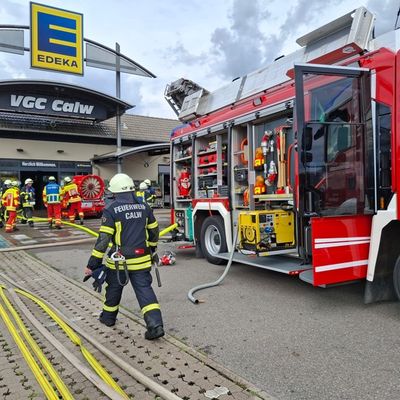 KFV-CW: Leergutautomat in Brand / Einkaufsmarkt evakuiert