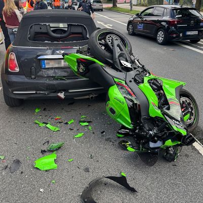 FW-M: Motorrad kollidiert mit Pkw (Moosach)