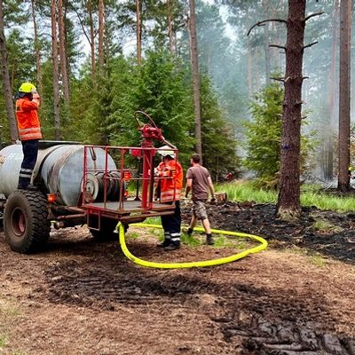 FW Lüchow-Dannenberg: +++ Lüchow-Dannenberg: Waldbrand im Gartower Forst +++ rund 5.000 qm Waldfläche betroffen +++ Erinnerungen an 1975 werden wach +++
