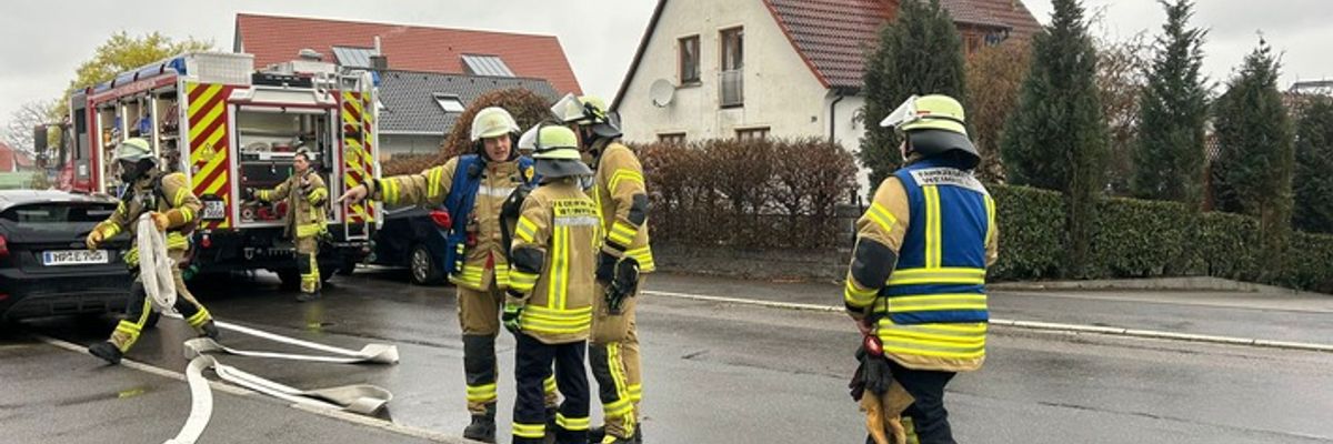 FW Weinheim: Realitätsnahe Einsatzübung in Lützelsachsen. Feuerwehr trainiert Brandeinsatz in Mehrparteienhaus