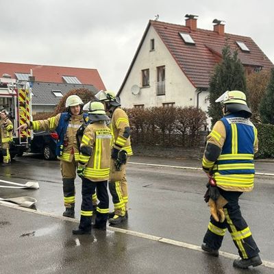 FW Weinheim: Realitätsnahe Einsatzübung in Lützelsachsen. Feuerwehr trainiert Brandeinsatz in Mehrparteienhaus