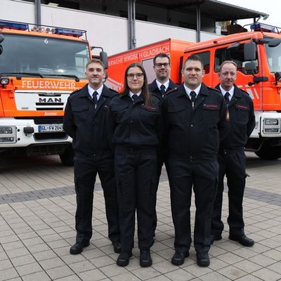 FW-GL: Erfolgreicher Abschluss, neue Laufbahnen und langjährige Treue: Feuerwehr Bergisch Gladbach feiert zahlreiche Ehrungen und Ernennungen