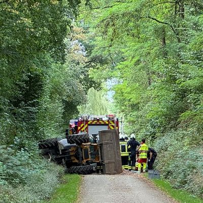 FW-EN: Person unter Radlader eingeklemmt