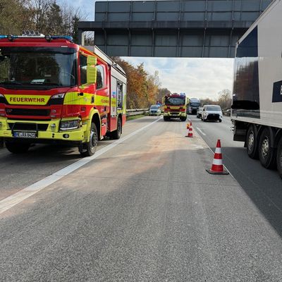 FW Ratingen: Zwei Schwerverletzte nach Verkehrsunfall auf der A3 - weiterer Schwerverletzter bei Arbeitsunfall in Lintorf