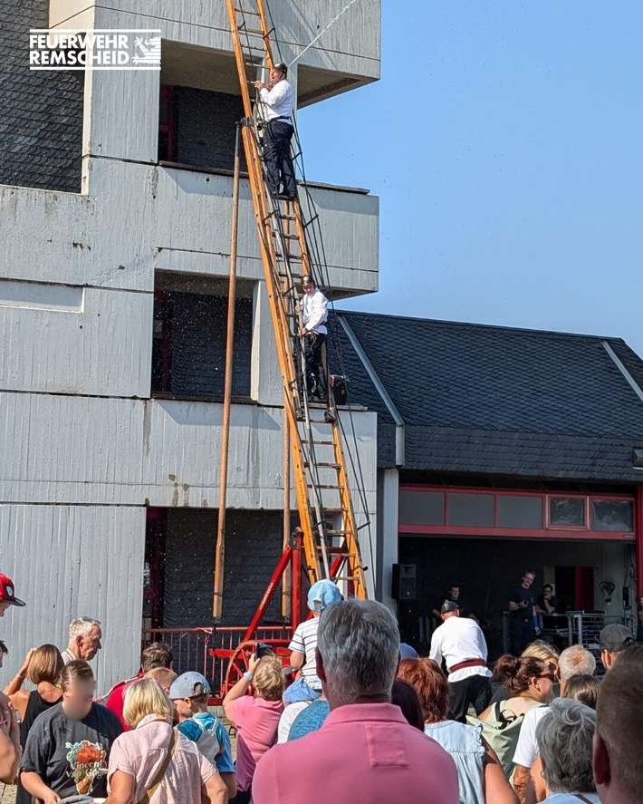 FW-RS: Pressemitteilung Tag der offenen Tür bei der Feuerwehr Remscheid "Coole Technik. Starkes Team - Starte Deine Karriere bei der Feuerwehr."