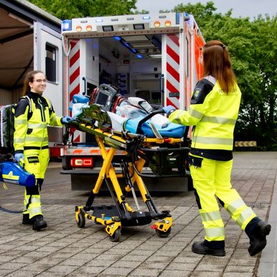 FW-GL: Feuerwehr Bergisch Gladbach stattet Rettungsdienst mit neuer Schutzkleidung aus