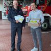 FW Beverungen: Kleine Aufkleber, große Wirkung: KinderFinder können Leben retten / Feuerwehr Beverungen erhält Spende für Brandschutzerziehung