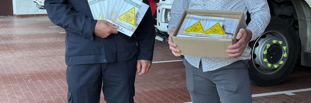FW Beverungen: Kleine Aufkleber, große Wirkung: KinderFinder können Leben retten / Feuerwehr Beverungen erhält Spende für Brandschutzerziehung