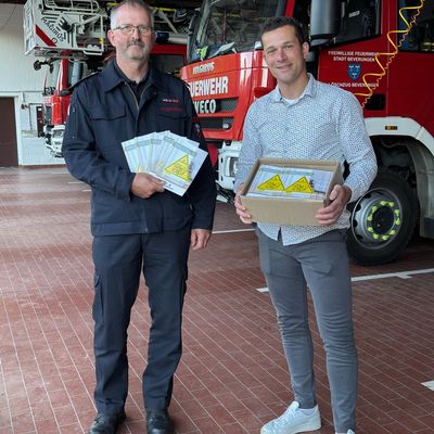FW Beverungen: Kleine Aufkleber, große Wirkung: KinderFinder können Leben retten / Feuerwehr Beverungen erhält Spende für Brandschutzerziehung