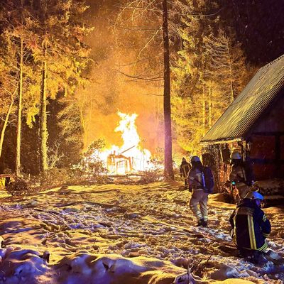 FW Osterholz-Scharm.: Gebäudebrand in Teufelsmoor