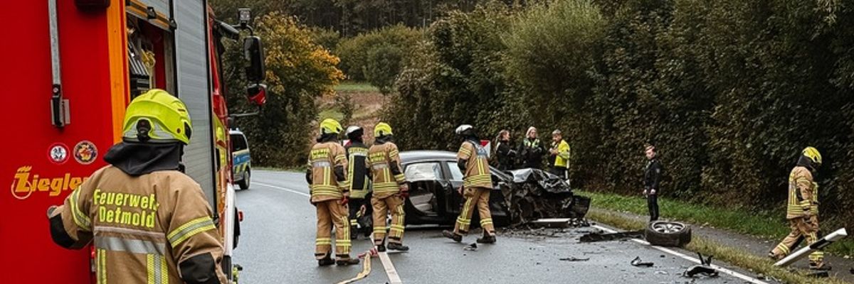 FW-DT: Verkehrsunfall auf der Hornschen Straße - Glück im Unglück für zwei Fahrer