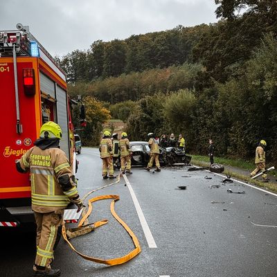FW-DT: Verkehrsunfall auf der Hornschen Straße - Glück im Unglück für zwei Fahrer