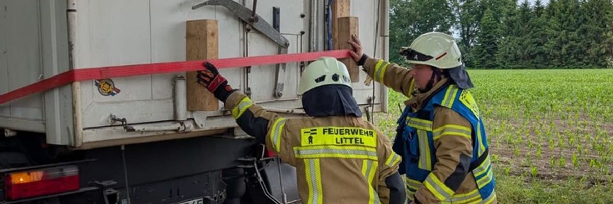 FW-OLL: LKW beschädigt Auflieger - Feuerwehr Littel sichert Ladung auf der Huntloser Straße