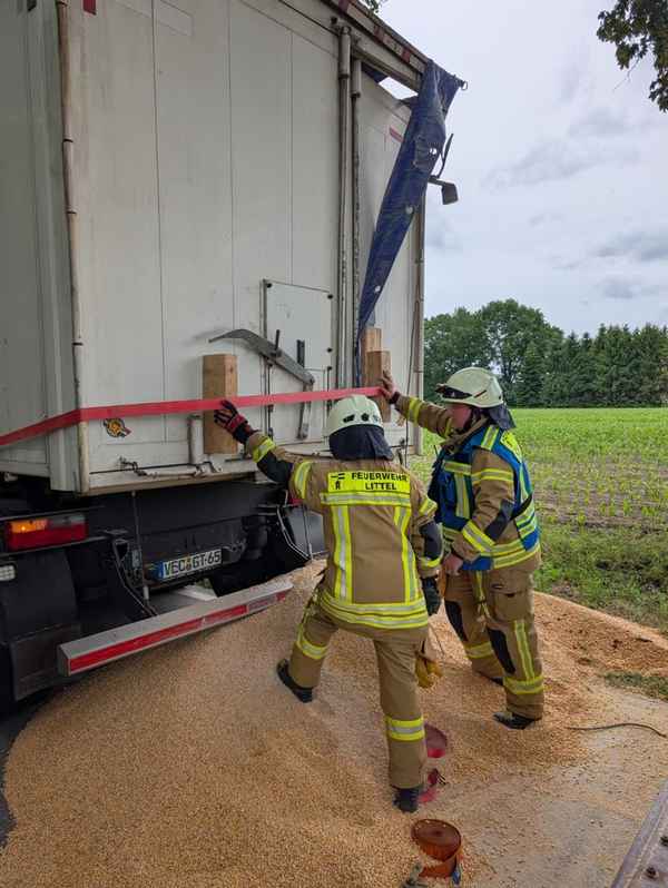 FW-OLL: LKW beschädigt Auflieger - Feuerwehr Littel sichert Ladung auf der Huntloser Straße