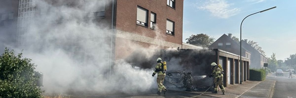Feuerwehr Goch: Fahrzeugbrand - Feuer droht auf Mehrfamilienhaus überzugreifen