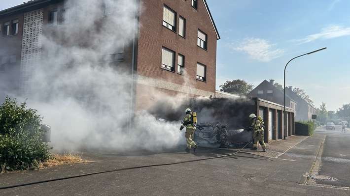 Feuerwehr Goch: Fahrzeugbrand - Feuer droht auf Mehrfamilienhaus überzugreifen