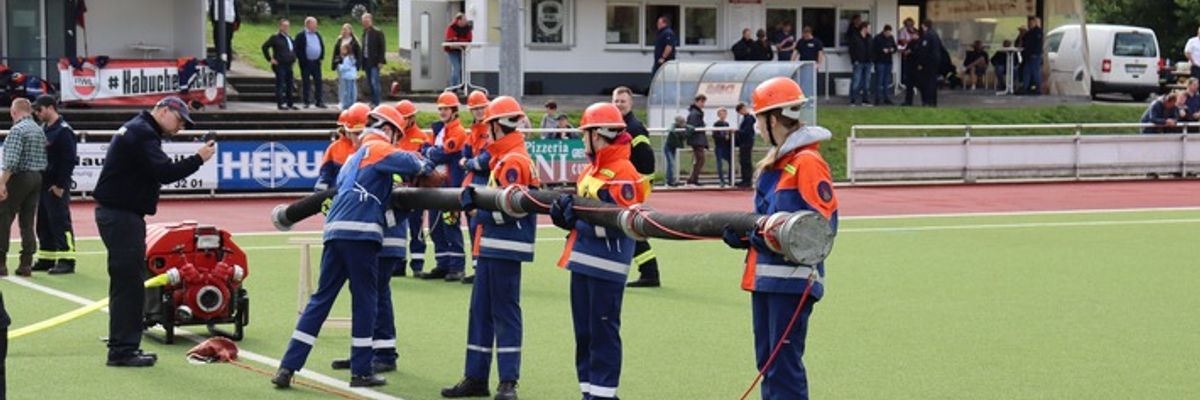 FW-OE: Jugendfeuerwehren beweisen Teamgeist bei landesweiter Leistungsspange in Lennestadt