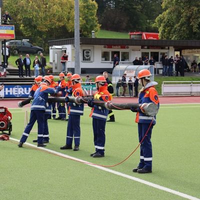 FW-OE: Jugendfeuerwehren beweisen Teamgeist bei landesweiter Leistungsspange in Lennestadt