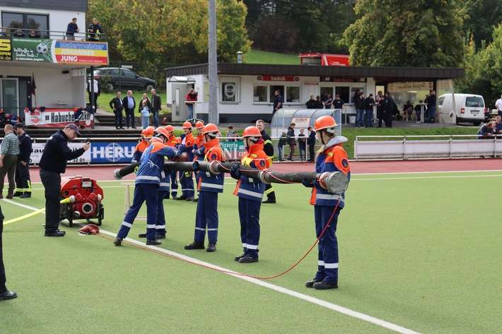 FW-OE: Jugendfeuerwehren beweisen Teamgeist bei landesweiter Leistungsspange in Lennestadt