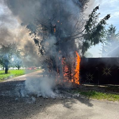 FW Gäufelden: Ausgedehnter Heckenbrand mit Wohnwagen in Vollbrand