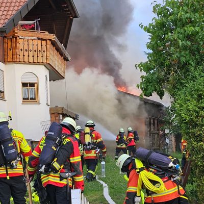 KFV-CW: Schuppenbrand fordert Feuerwehren / Benachbarte Wohnhäuser evakuiert /Zahlreiche Atemschutzträger eingesetzt