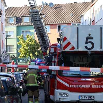 FW-E: Kellerbrand in Essen-Altendorf - aufwendige Entrauchungsmaßnahmen