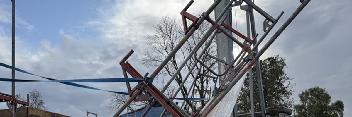FW-AUR: Baustellengerüst drohte umzustürzen