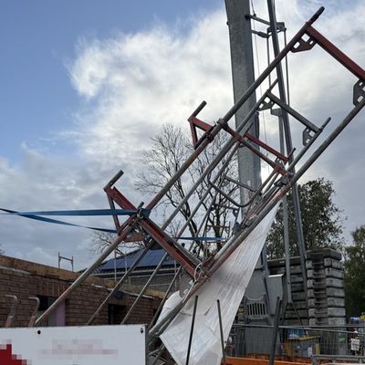 FW-AUR: Baustellengerüst drohte umzustürzen