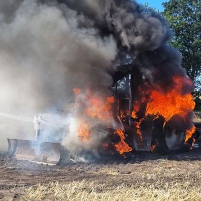 FW-OLL: Flächenbrand nach Traktorbrand