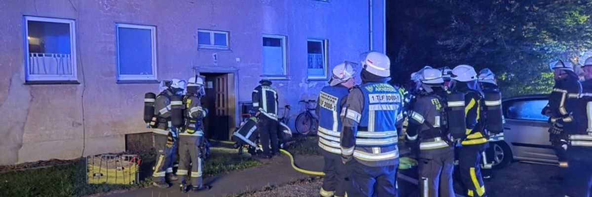 FW-AR: Zimmerbrand in Hammerweide - Zwei Verletzte bei nächtlichem Feuerwehreinsatz