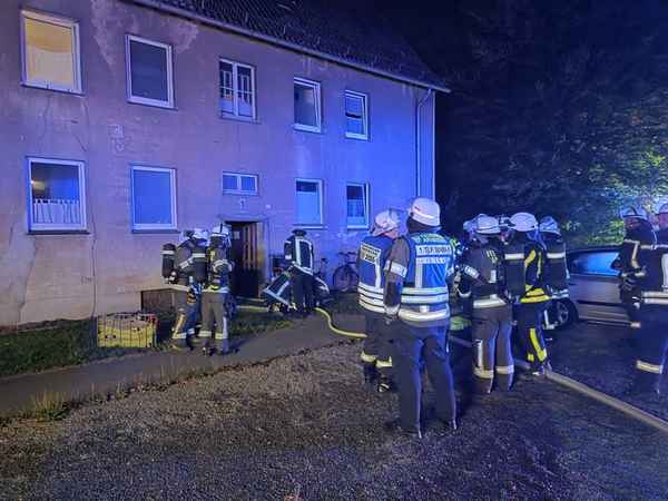 FW-AR: Zimmerbrand in Hammerweide - Zwei Verletzte bei nächtlichem Feuerwehreinsatz