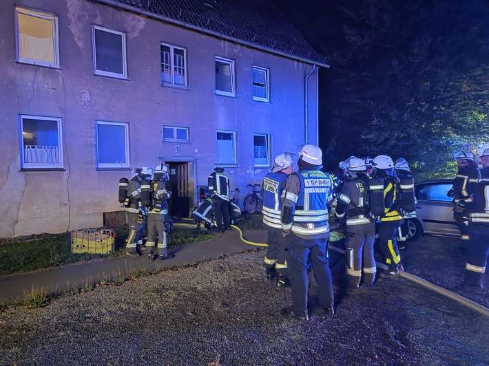 FW-AR: Zimmerbrand in Hammerweide - Zwei Verletzte bei nächtlichem Feuerwehreinsatz