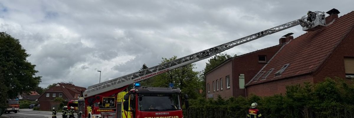 FW-AUR: Große Hitze gestaltet Kaminbrand-Bekämpfung herausfordernd