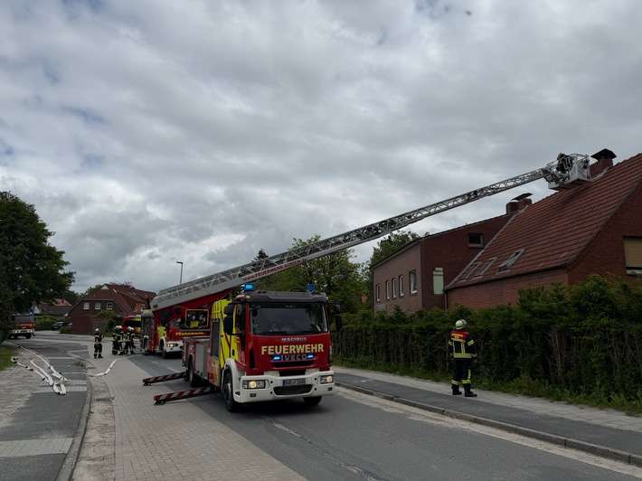 FW-AUR: Große Hitze gestaltet Kaminbrand-Bekämpfung herausfordernd