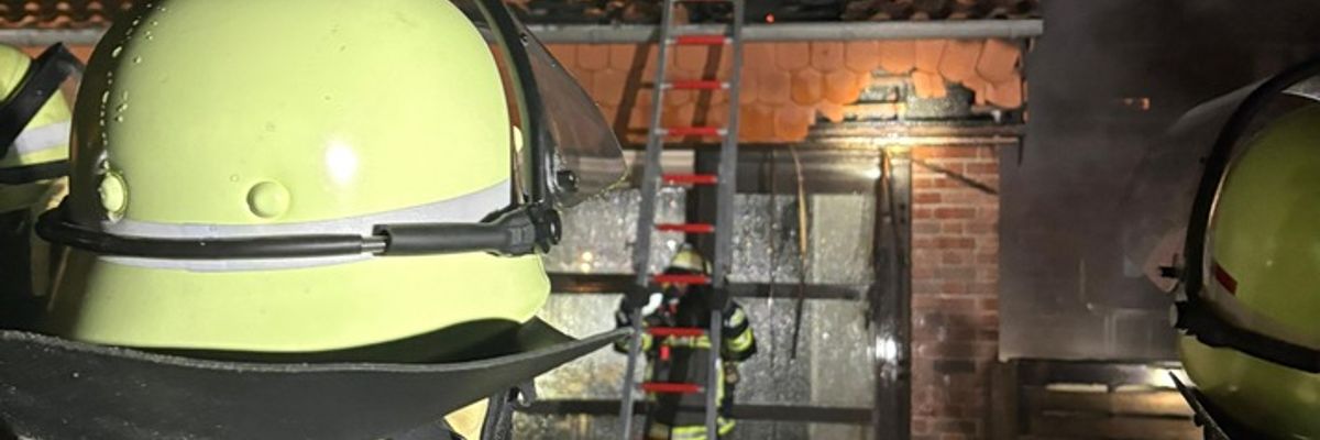 FW-WRN: Gebäudebrand in der Wichernstraße