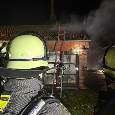 FW-WRN: Gebäudebrand in der Wichernstraße