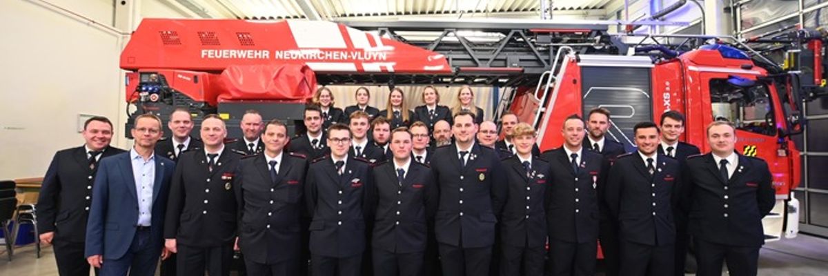 FW Neukirchen-Vluyn: Feuerwehr zieht Bilanz: 230 Einsätze und zahlreiche Ehrungen