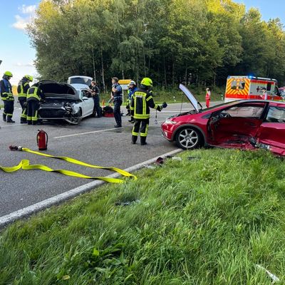 FW VG Westerburg: Zusammenstoß im Kreuzungsbereich - PKW-Insassen kommen mit dem Schrecken davon