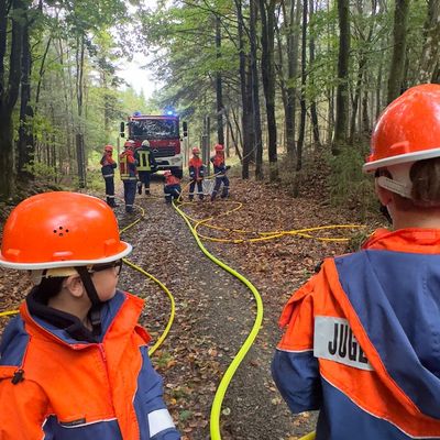 FW-OE: Abschlussübung der Jugendfeuerwehren der Gemeinde Kirchhundem