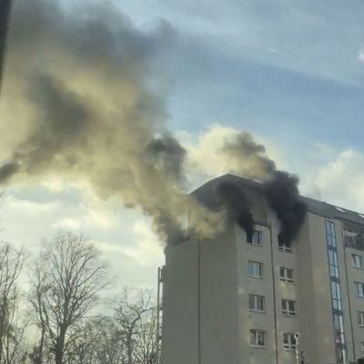 FW Dresden: Ausgedehnter Wohnungsbrand - Feuerwehr verhindert durch schnelles Eingreifen die Ausbreitung
